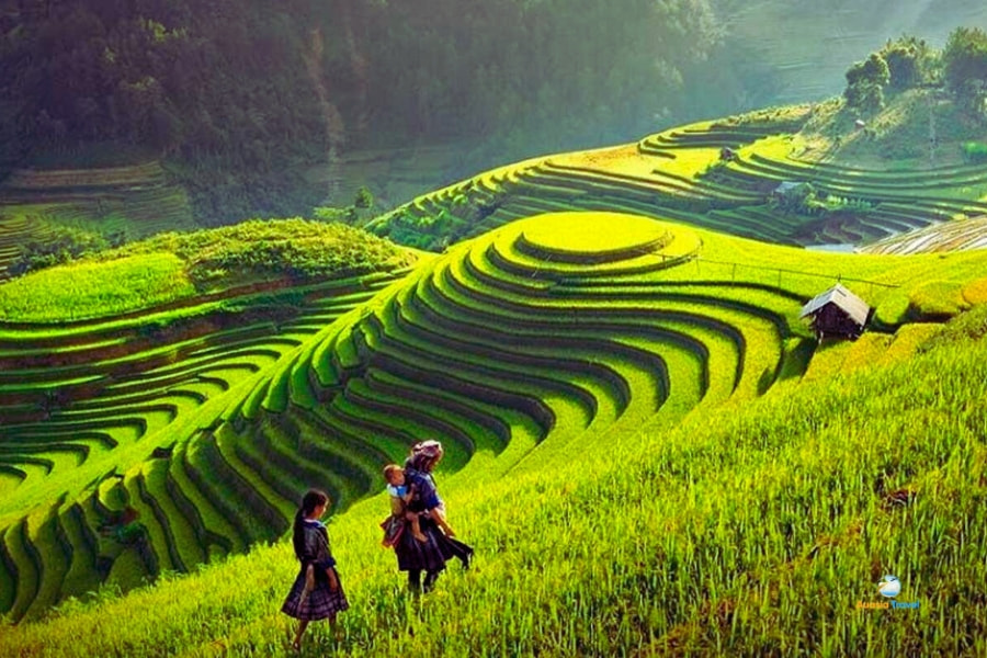 Ethnic minority mother and daughter in Sapa rice terraces Vietnam – Auasia Travel